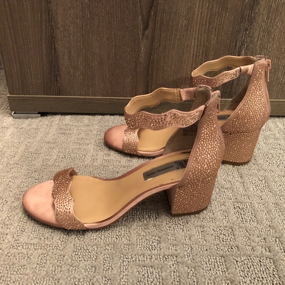 I.N.C. Women's Sparkly Scallop Chunky Heel Sandals - Picture 4 of 6